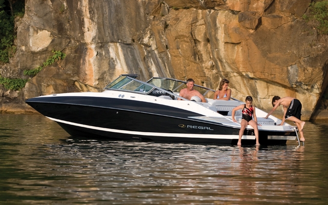 2011 Regal 2520 Deck Boats